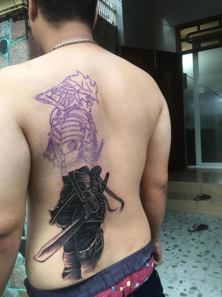 Hình xăm samurai nửa lưng phong cách tối giản