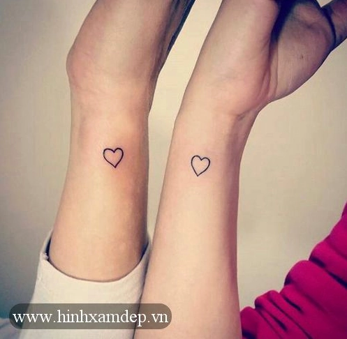 Hình xăm trái tim mini với phong cách nét mảnh