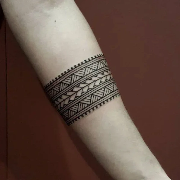 Xăm Vòng Tay: Ý Nghĩa, Phong Cách và Xu Hướng Tattoo 2026 Hình xăm vòng tay với hoa văn tinh tế