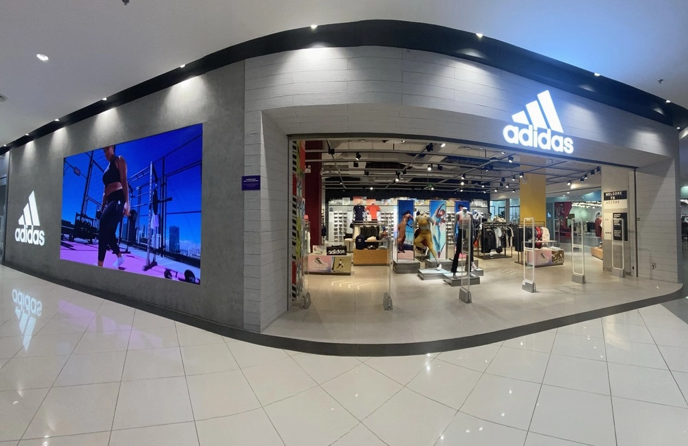 Khám Phá Cửa Hàng Adidas: Điểm Đến Thời Trang Thể Thao Hàng Đầu 2026 Khách hàng đang lựa chọn sản phẩm tại cửa hàng Adidas