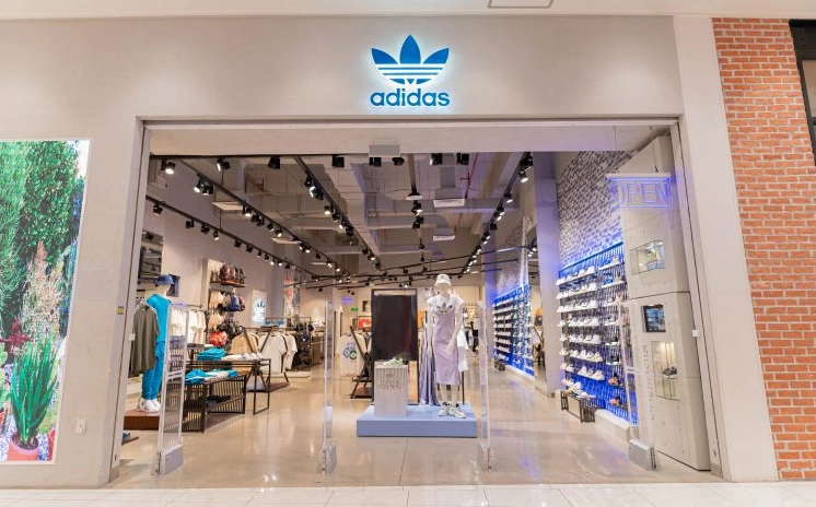 Khám Phá Cửa Hàng Adidas: Điểm Đến Thời Trang Thể Thao Hàng Đầu 2026 Không gian bên trong một cửa hàng Adidas hiện đại