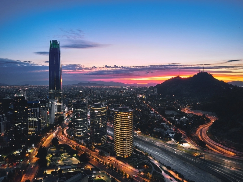 Kiến trúc hiện đại xen lẫn cổ kính tại Santiago