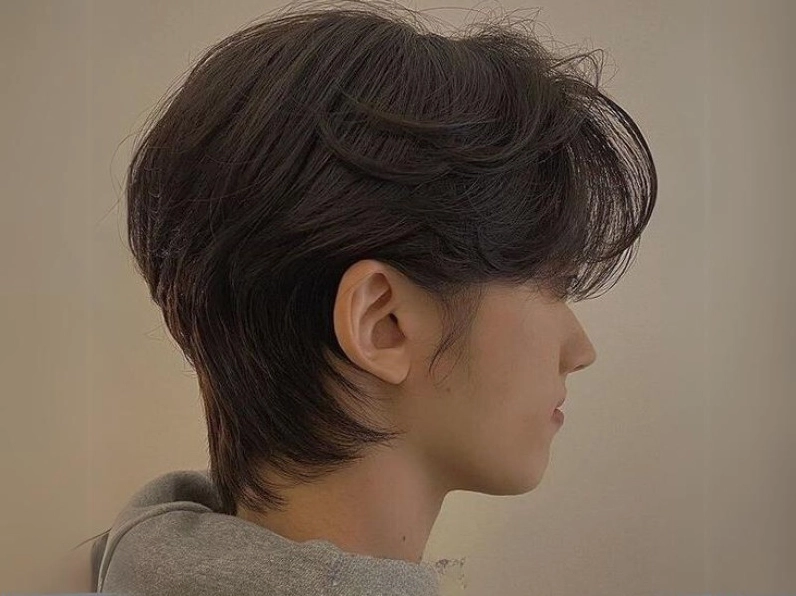 Tóc Mullet Layer Nam 2026: Xu Hướng Nổi Loạn Đầy Phong Cách Kiểu tóc mullet layer nam với phần mái dài và gáy được cắt tỉa lớp.