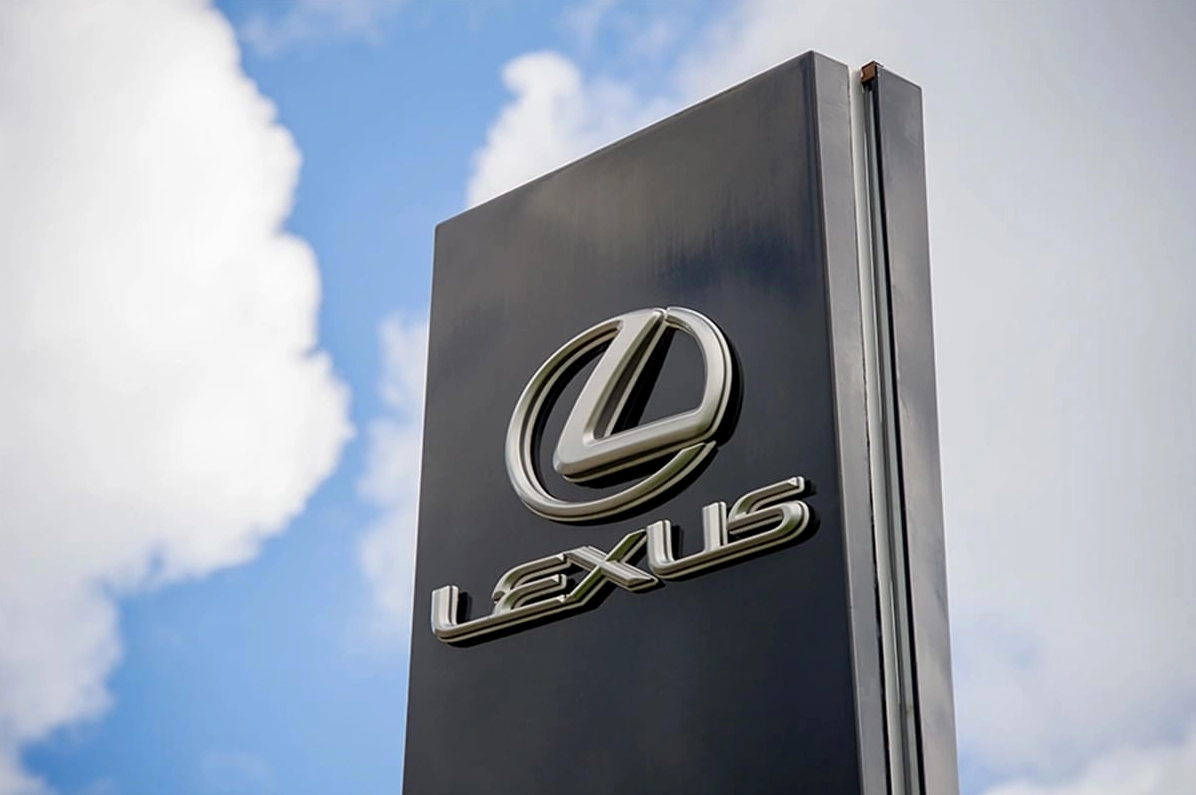 Logo Lexus và một mẫu xe Lexus sang trọng