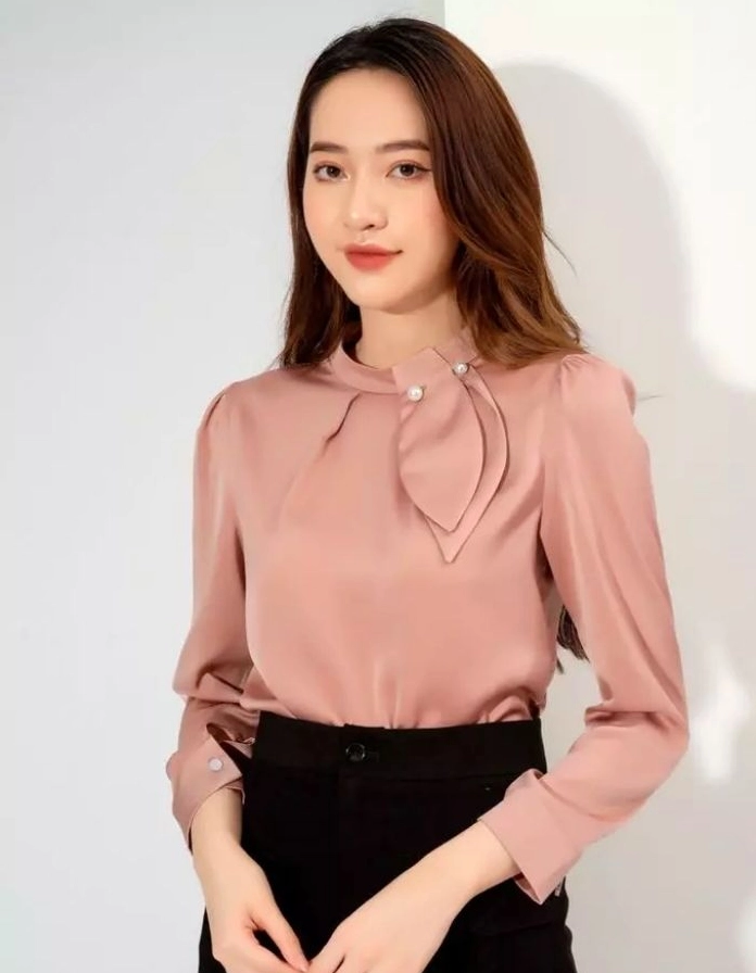 Mẫu áo lụa kiểu đẹp nhất với thiết kế cổ yếm