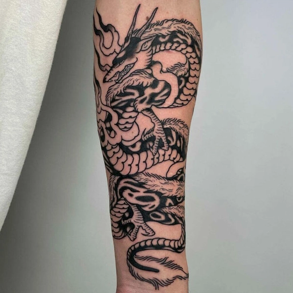 Rồng Quấn Tay: Ý Nghĩa, Xu Hướng 2026 & Chọn Mẫu Tattoo Đẹp Mẫu hình xăm rồng quấn tay cho nam phong cách hiện đại
