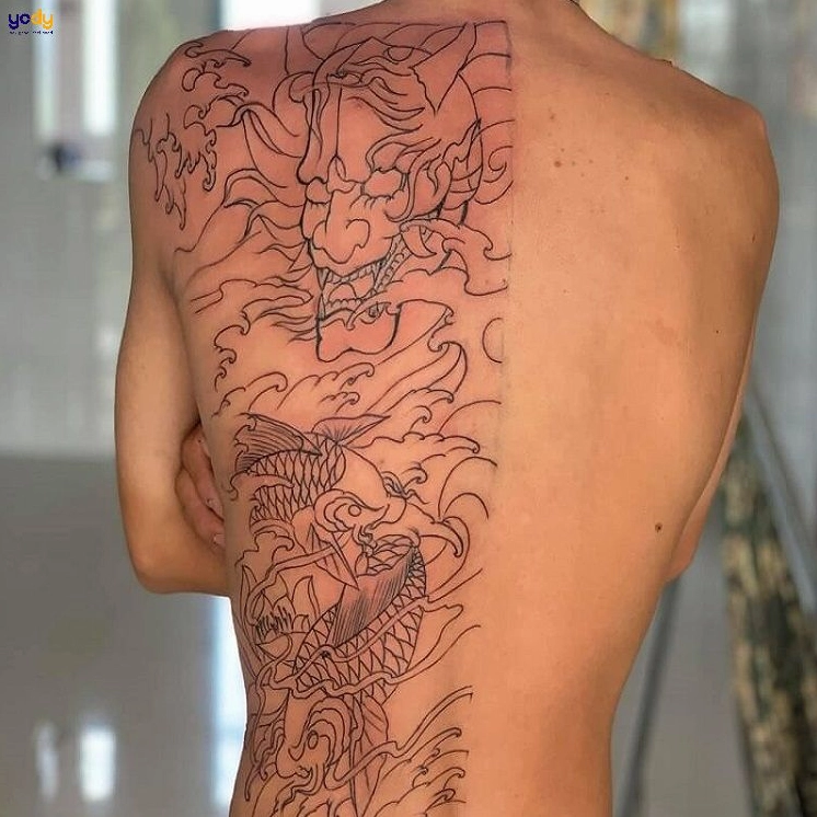 Mẫu xăm nửa lưng phong cách tối giản