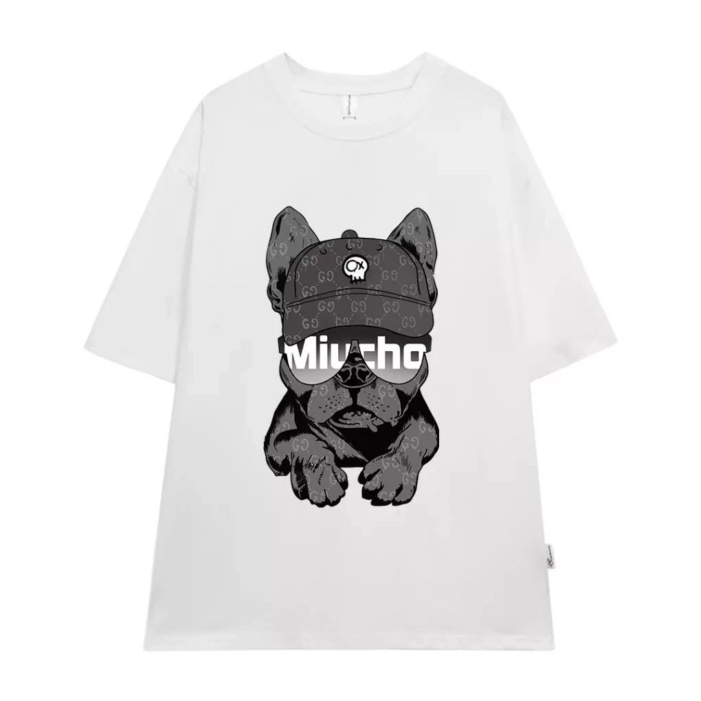 Nam giới mặc áo hoodie oversized màu xám, phối quần jogger và mũ lưỡi trai, tạo phong cách streetwear cá tính