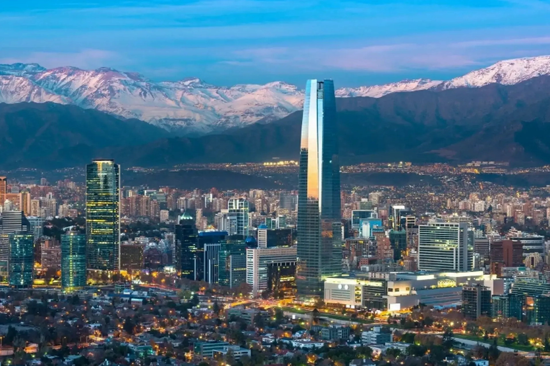 Ngọn núi Andes hùng vĩ nhìn từ Santiago