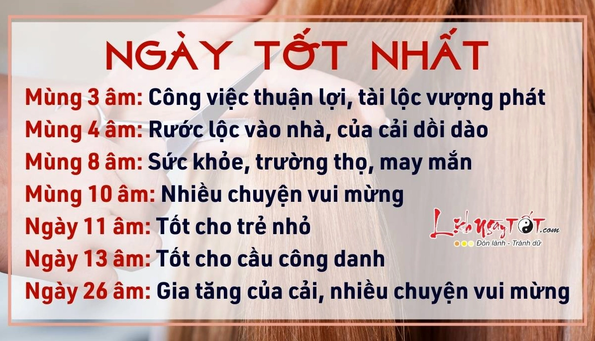 Người đang xem lịch để chọn ngày cắt tóc