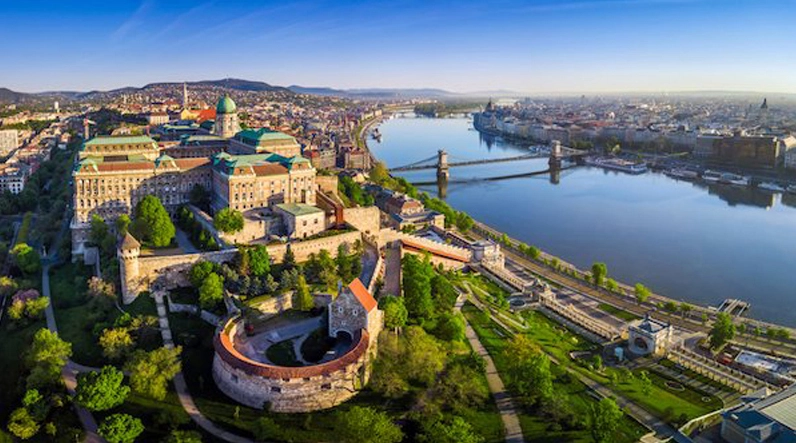 Hungary Thuộc Nước Nào? Giải Mã Vị Trí Địa Lý và Lịch Sử Người dân Hungary trong trang phục truyền thống