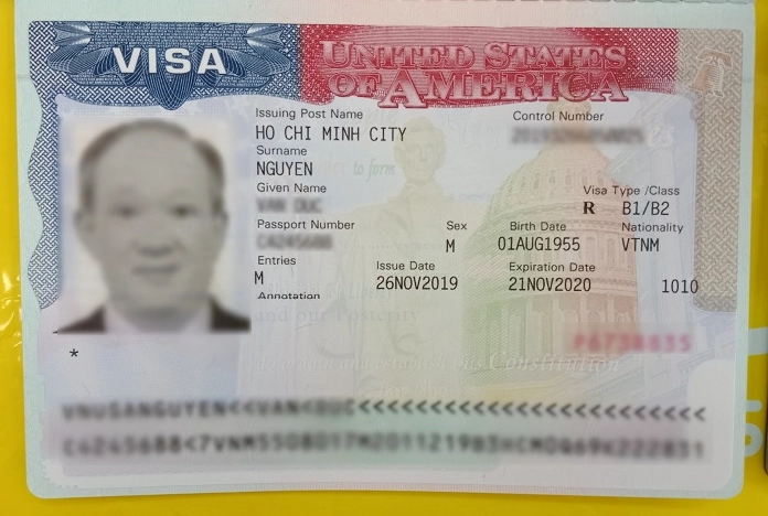 Người làm thủ tục xin visa tại quầy