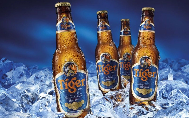 Bia Tiger của nước nào? Lịch sử và Sự phát triển toàn cầu Nhiều lon bia Tiger xếp cạnh nhau