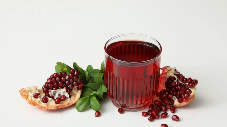 Phụ nữ uống nước ép lựu để làm đẹp da