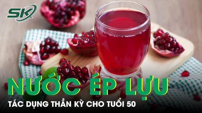 Quả lựu tươi và nước ép lựu trong ly