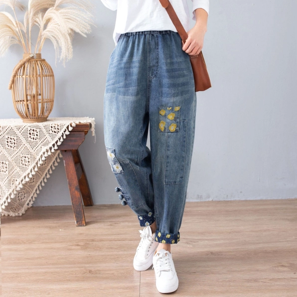 Quần jean baggy nữ với chi tiết nhún và thêu hoa