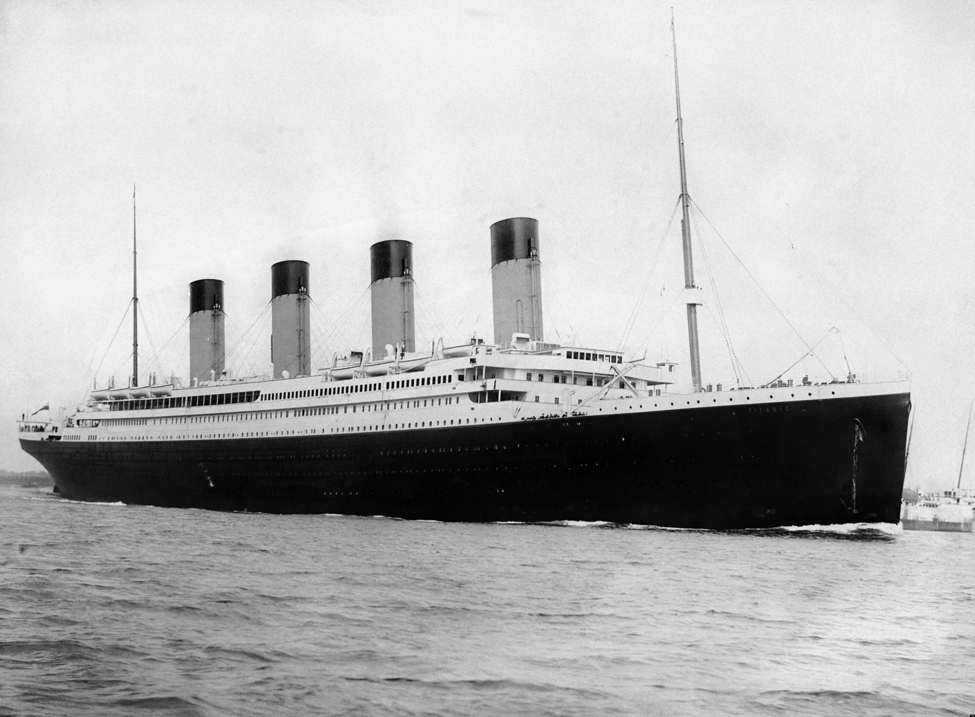 RMS Titanic nhìn từ phía trước