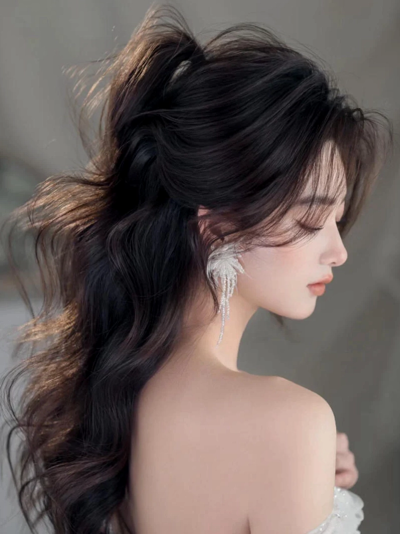 Tóc bob mái thưa sành điệu cho mặt tròn đi tiệc