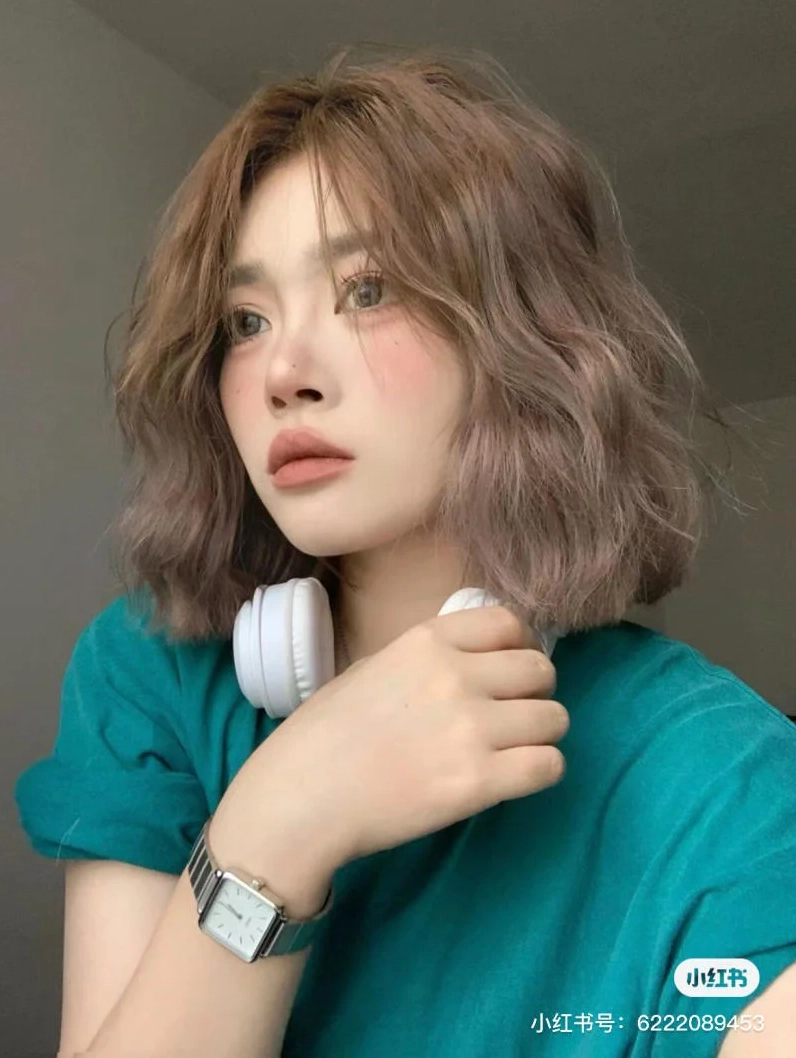 Tóc ngắn uốn phồng tự nhiên