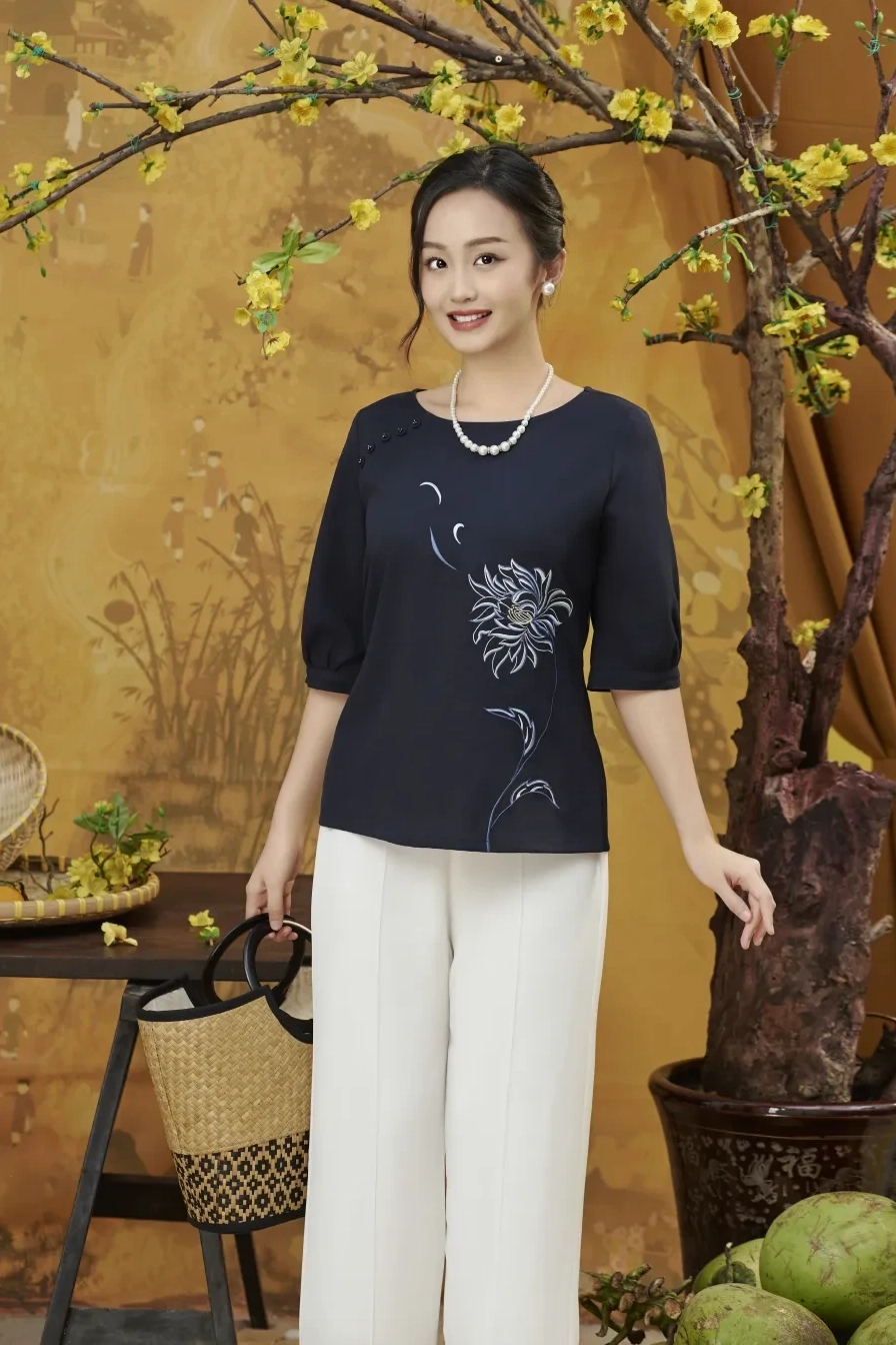 Tuổi 60 mặc gì cho đẹp: Phong cách thanh lịch 2026 Trang phục đi du lịch thoải mái cho tuổi 60 với áo phông và quần kaki