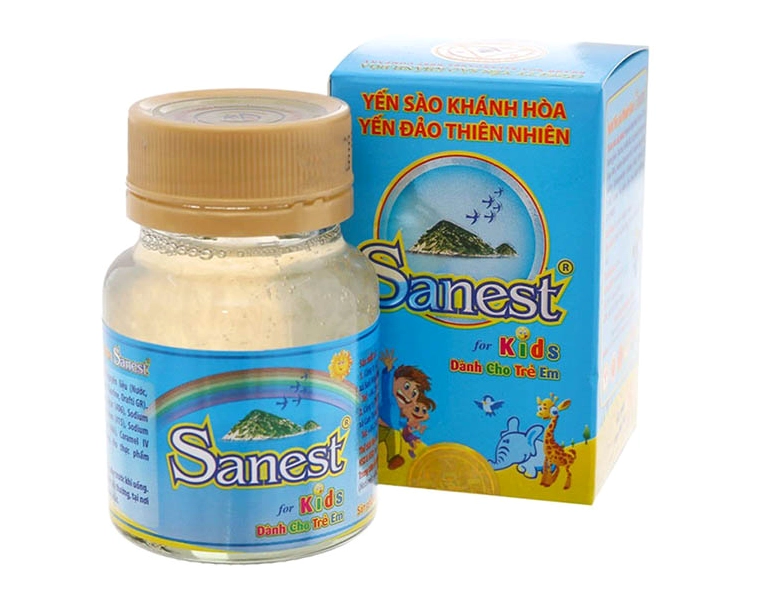 Trẻ em đang thưởng thức nước yến dinh dưỡng