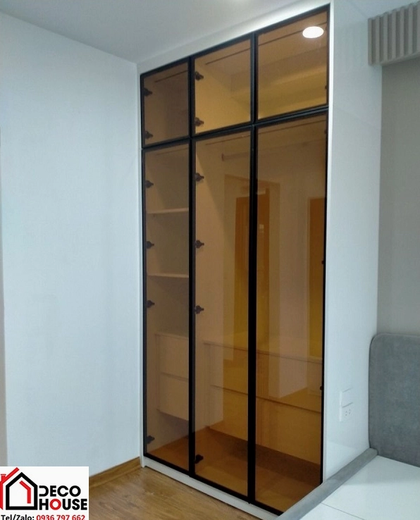 Tủ cánh kính màu trà cho không gian bếp