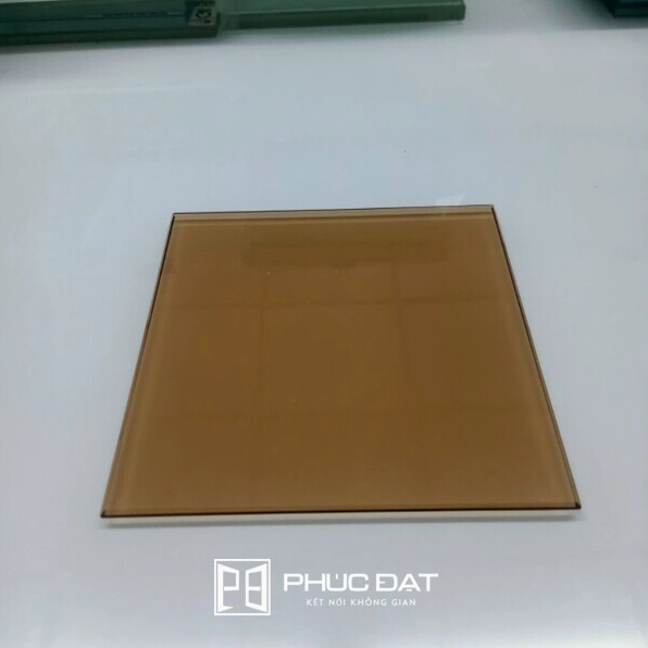 Vách kính phòng tắm màu trà đậm