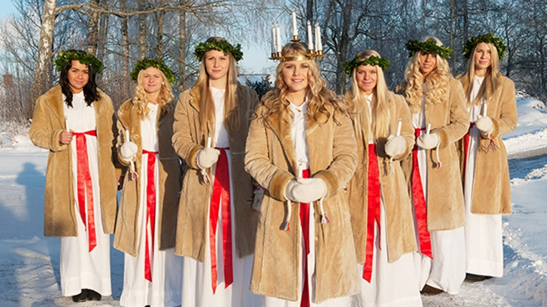 Swedish Là Nước Nào? Khám Phá Quốc Gia Bắc Âu Đầy Quyến Rũ Văn hóa xếp hàng ở Thụy Điển